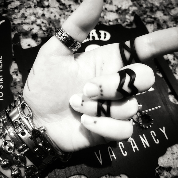 🗡Witchy Matte Black Chevron Ring- Midi/Knuckle/Finger Nail Pointed Spike/Claw🗡 - Picture 4 of 5